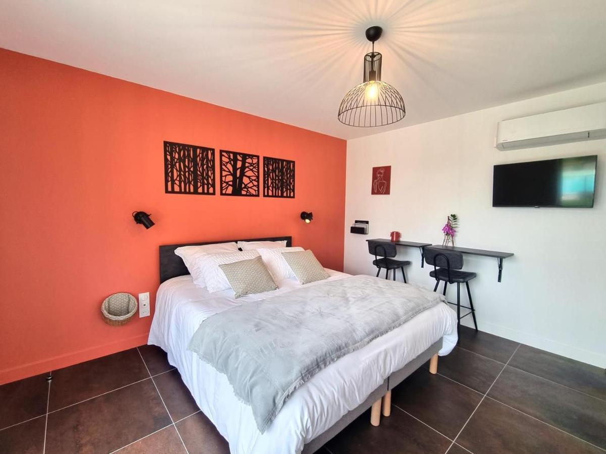 Bed and Breakfast La Cle Des Chaumes Boisset-les-Montrond Екстер'єр фото